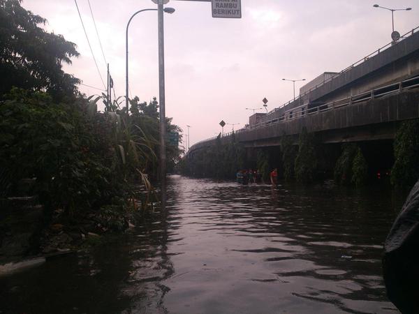 Dari arah cililitan menuju cempaka putih Banjir sedalam 60cm tepat di kebun nanas